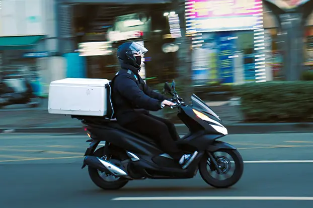 livreur moto avec traceur gps
